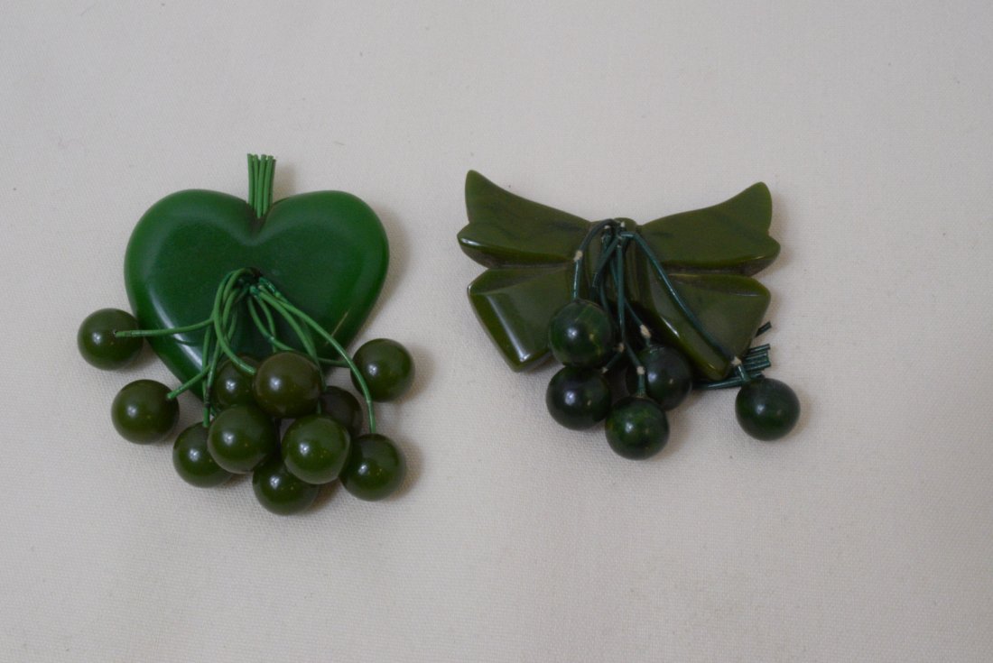 2 GREEN BAKELITE BROOCHES (1 of 5)