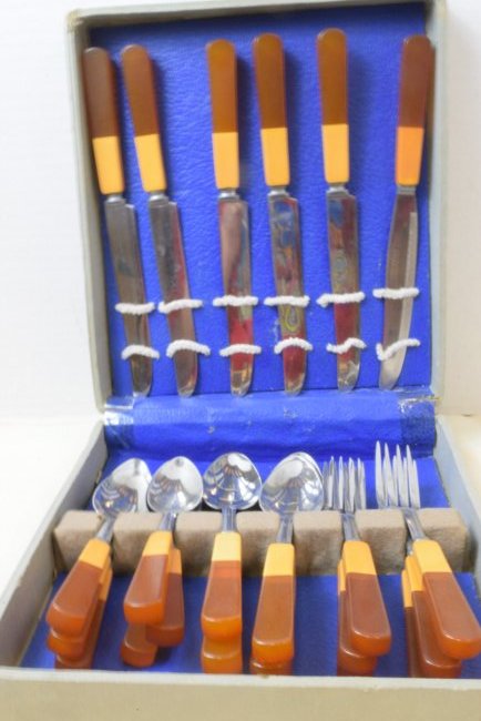 BAKELITE FLATWARE FOR 6 (1 of 7)