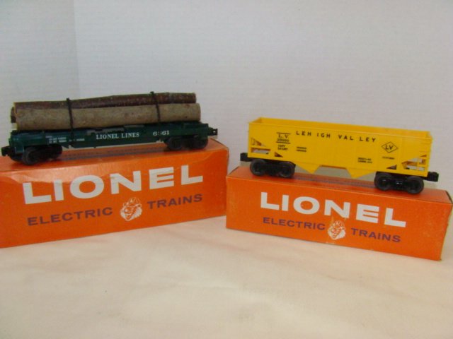 LIONEL TRAINS LOG CAR & HOPPER CAR -NIB: LIONEL TRAINS LOG CAR WITH LOGS 6361 & YELLOW HOPPER CAR 6476-135-NIB- BOX DAMAGE-COLOR/CREASE/FLAP TEARS/OFF