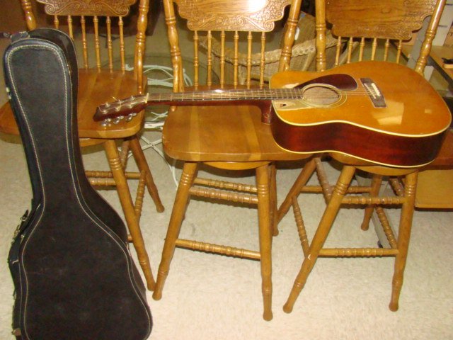 YAMAHA ACOUSTIC GUITAR MODEL PG-200 DAMAGED: YAMAHA ACOUSTIC GUITAR MODEL PG-200 DAMAGED-COULD BE USED FOR PARTS-COMES WITH HARD CASE -SHOWS SOME WEAR