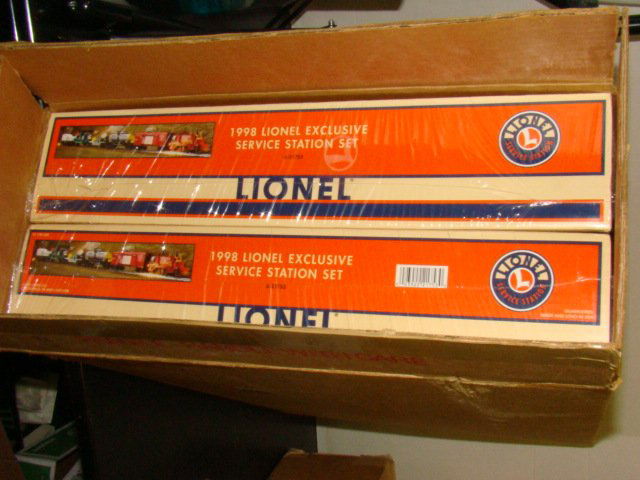 2 NIB 6-21753 LIONEL SERVICE STATION TRAIN SETS (1 of 8)