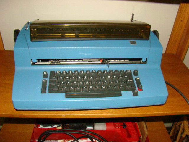 IBM SECLECTRIC II TYPEWRITER (1 of 3)