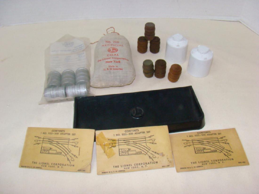 LIONEL TRAINS-ACCESSORIES-COAL-BARRELS-BIN & MORE: LIONEL TRAINS-ACCESSORIES-COAL-6 BROWN BARRELS-5 LARGER SILVER BARRELS-2 WHITE CYLINDERS-3 SEALED PACKETS 1122-500 ADAPTER SETS & A BIN 160
