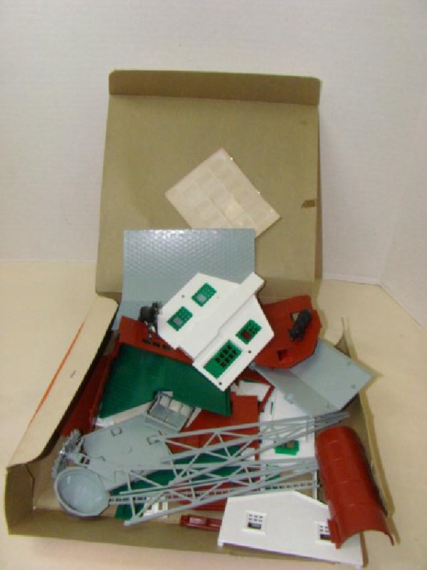 LIONEL FARM SET 983: LIONEL TRAIN- FARM SET 983-MAY HAVE MISSING PIECE-ORIGINAL BOX-BOX IS TORN-INK WRITING