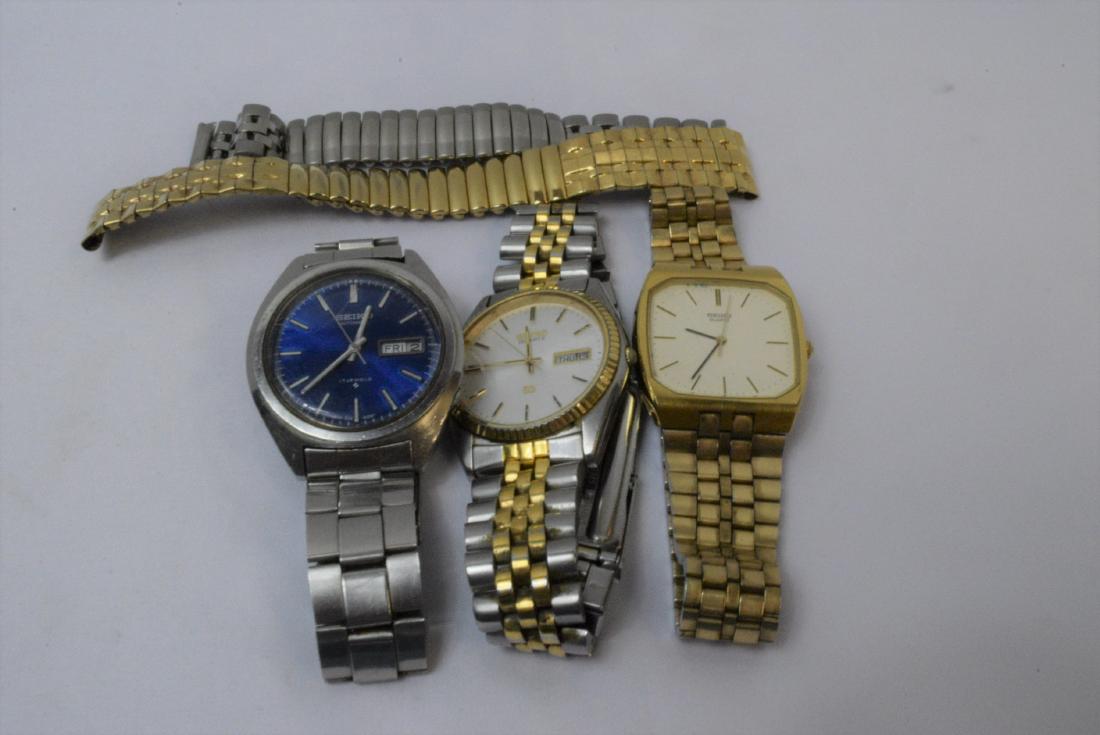 3 MEN SEIKO WATCHES W/EXTRA WATCH BANDS: 3 MENS SEIKO WATCHES WITH EXTRA BANDS- ALL NICE QUALITY-ONE WORKING-WATCH WITH SILVER COLORED BAND-BLUE FACE- WATCH WITH GOLD & SILVER TONE BAND- WATCH WITH GOLD TONE BAND-EXTRA GOLD & SILVER BANDS- A