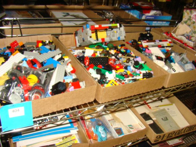 LARGE LOT OF LOOSE LEGOS: LOOSE LEGOS ALL COLORS AND SIZES-GEARS-WHEELS-FLAT PIECES & MORE