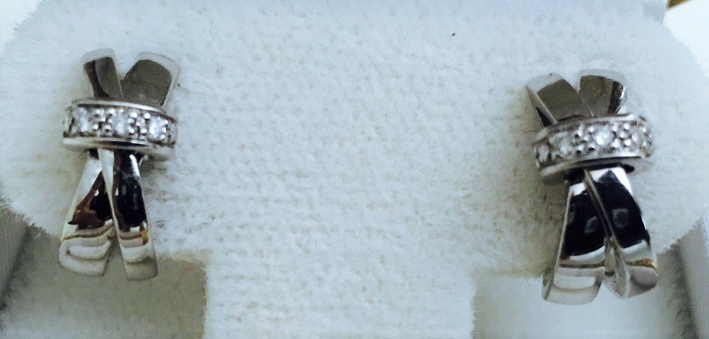 18K WHITE GOLD AND DIAMOND EARRINGS. (GUY LAROCHE): 18K WHITE GOLD AND DIAMOND EARRINGS (GUY LAROCHE) BEAUTIFUL ROUND BRILLIANT CUT DIAMONDS. GLORIOUS DESIGN AND FINISH. BRANDED: Guy Laroche earrings. SPECTACULAR PIECE OF JEWELRY. High end French jewel