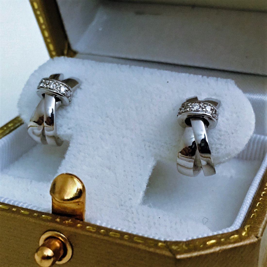 18K WHITE GOLD AND DIAMOND EARRINGS. (GUY LAROCHE): 18K WHITE GOLD AND DIAMOND EARRINGS (GUY LAROCHE) BEAUTIFUL ROUND BRILLIANT CUT DIAMONDS. GLORIOUS DESIGN AND FINISH. BRANDED: Guy Laroche earrings. SPECTACULAR PIECE OF JEWELRY. High end French jewel