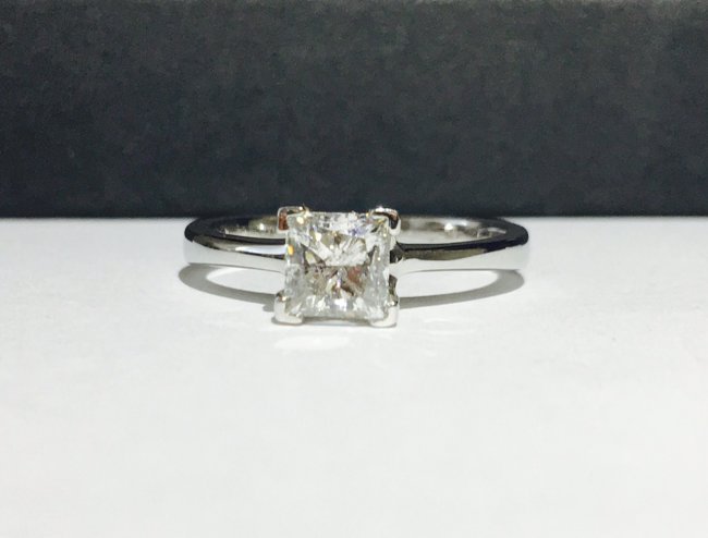 1.00 CARAT DIAMOND ENGAGEMENT RING (1 of 4)