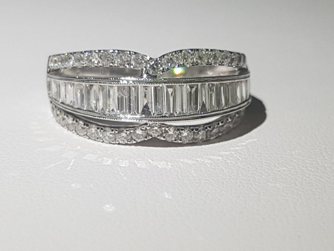18K 750 DIAMOND WEDDING BAND (1 of 3)