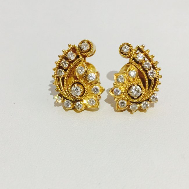 18K Yellow Gold 1 carat vintage Diamond Earrings. (1 of 4)