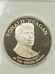 Ronald Reagan Sterling Silver Franklin Mint Coin 1981: Ronal Reagan sterling silver proof. 39th presidential coin medal. Struck by Franklin Mint. Limited edition 1981. Weight: 25.84 grams. Rare and collectible silver coins.