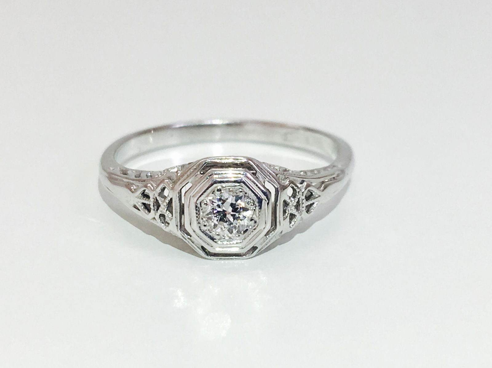 Vintage 14K Gold & 0.25 Carat VS Diamond Ring (1 of 6)