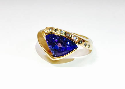 14k Yellow Gold Tanzanite And VS Diamond Ring: 14k Yellow Gold Tanzanite And Diamond Ring. Beautiful Ring Good Color tanzanite, Rare stone to find. Nice round brilliant cut diamonds, vs-si clarity g color diamonds. Tanzanite is a rare stone.