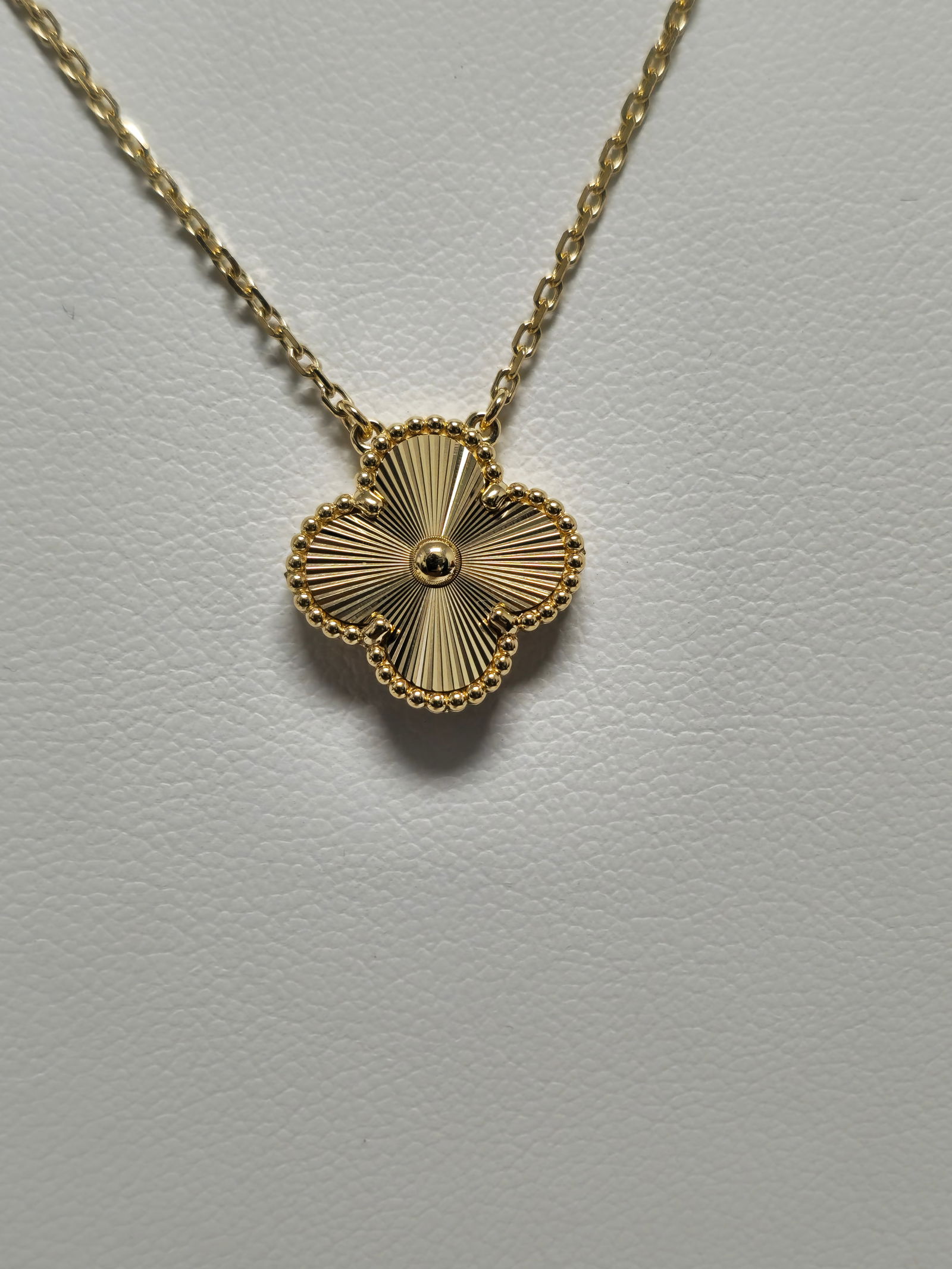 Vintage Van Cleef Alhambra pendant Neckalce Single Motif (1 of 6)