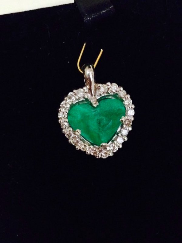 Heart shape 100%NATURAL EMERALD AND DIAMOND PENDANT (1 of 2)