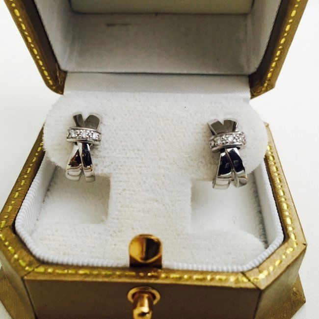 18K WHITE GOLD AND DIAMOND EARRINGS. (GUY LAROCHE): 18K WHITE GOLD AND DIAMOND EARRINGS (GUY LAROCHE) BEAUTIFUL ROUND BRILLIANT CUT DIAMONDS. GLORIOUS DESIGN AND FINISH. BRANDED: Guy Laroche earrings. SPECTACULAR PIECE OF JEWELRY. REALLY AMAZING FINISH