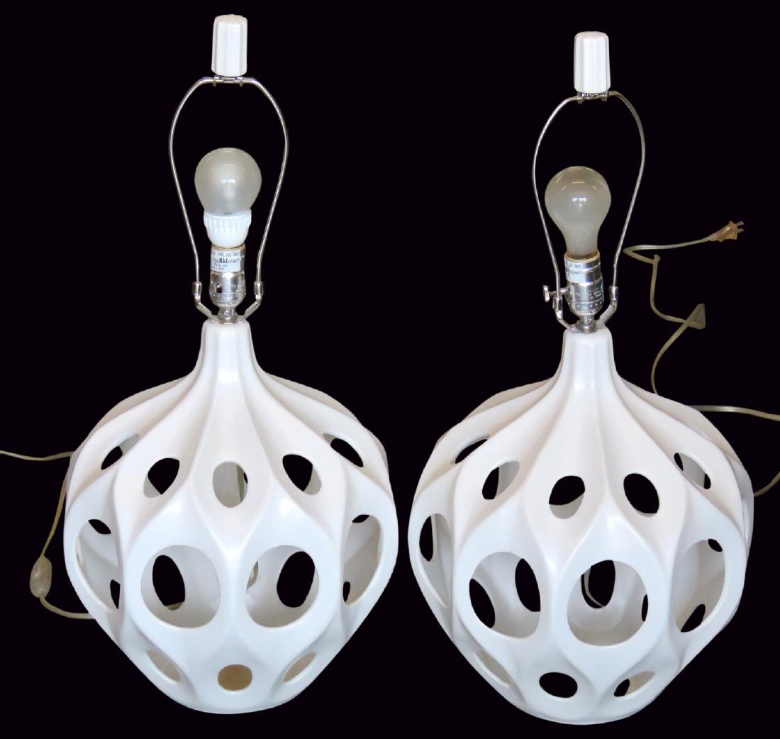 PAIR MODERN DESIGN WHITE CERAMIC TABLE LAMPS (1 of 5)