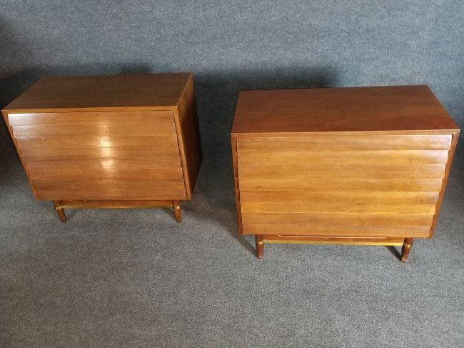 PAIR AMERICAN OF MARTINSVILLE BACHELOR CHESTS (1 of 4)