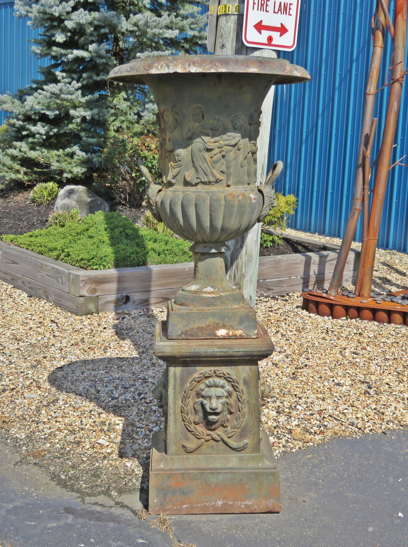 2 PC LARGE IRON BASE PLANTER WITH LIONS (1 of 7)