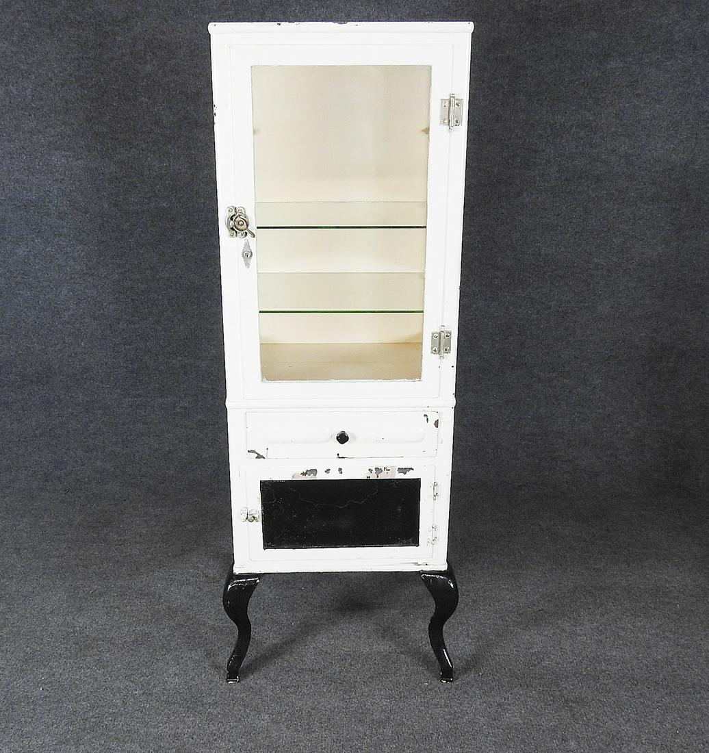 VINTAGE METAL MEDICINE CABINET (1 of 6)