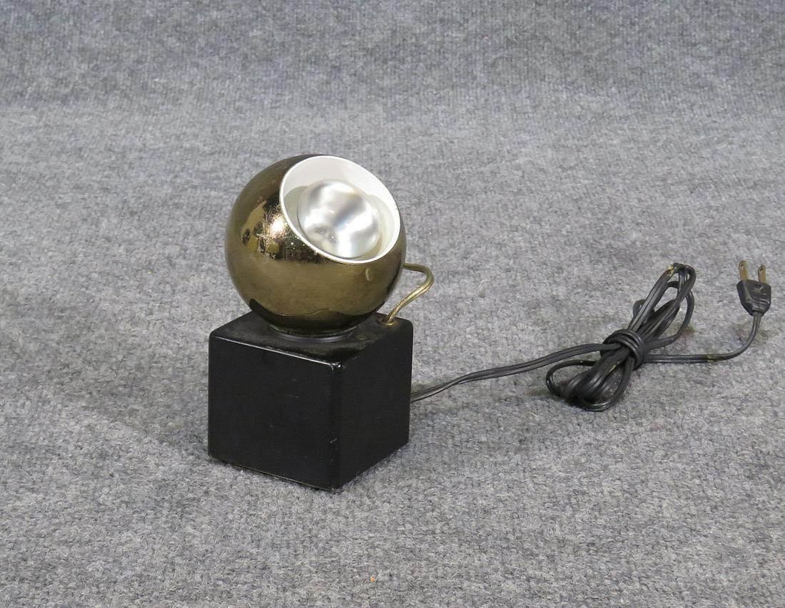 MAGNETIC ADJUSTABLE DESK LAMP (1 of 5)