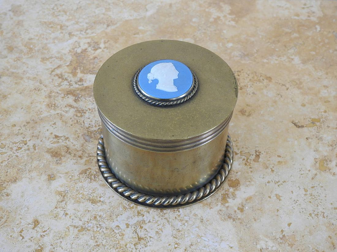 FRENCH STYLE LIDDED BOX: Cameo insert. Metal casing.