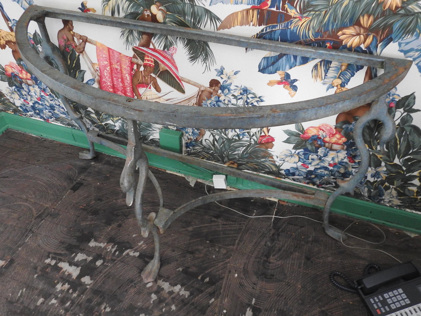 METAL CONSOLE TABLE: Metal. No top.