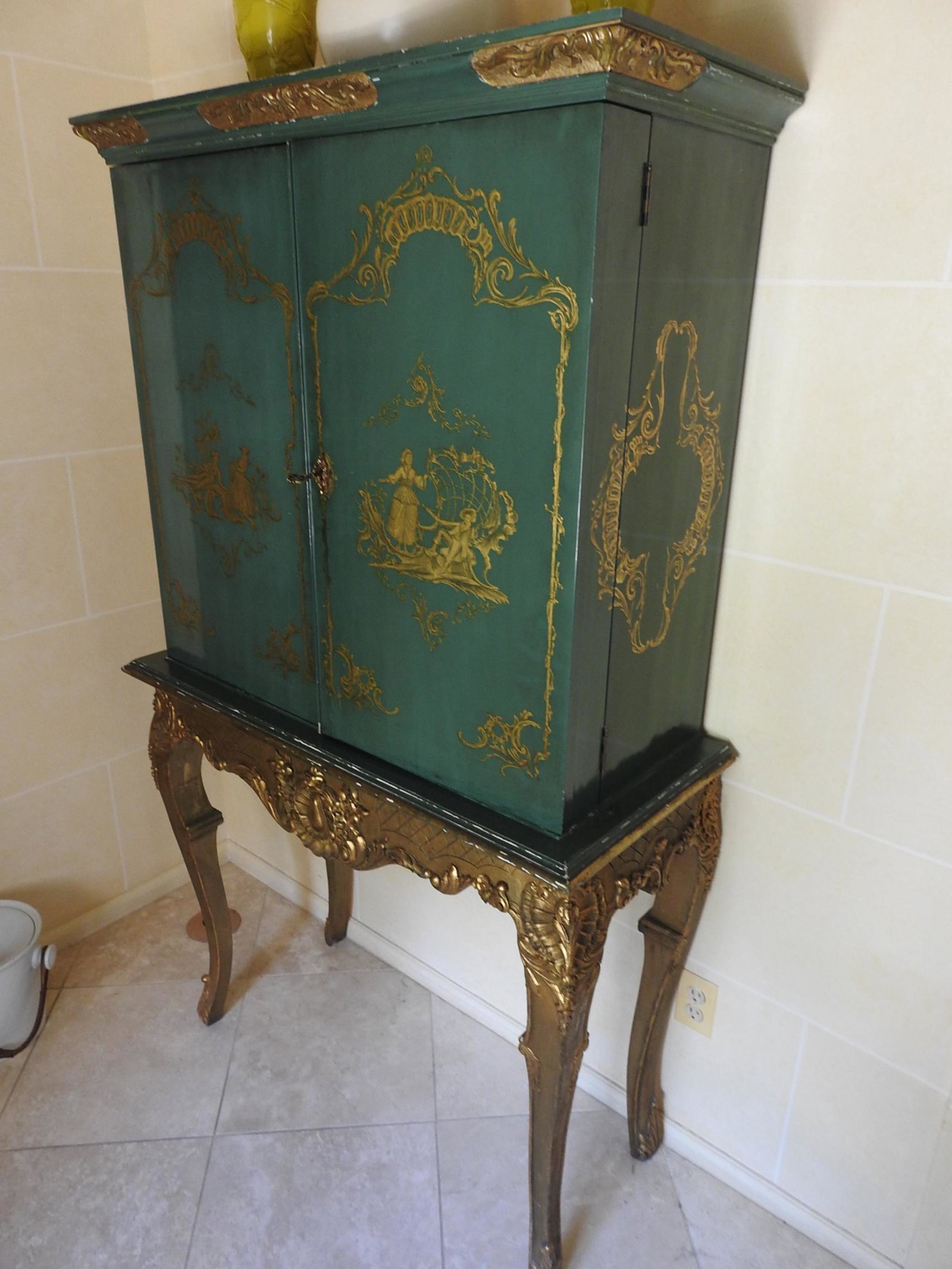 GEORGIAN STYLE CHINOISERRIE LIQUOR CABINET (1 of 7)