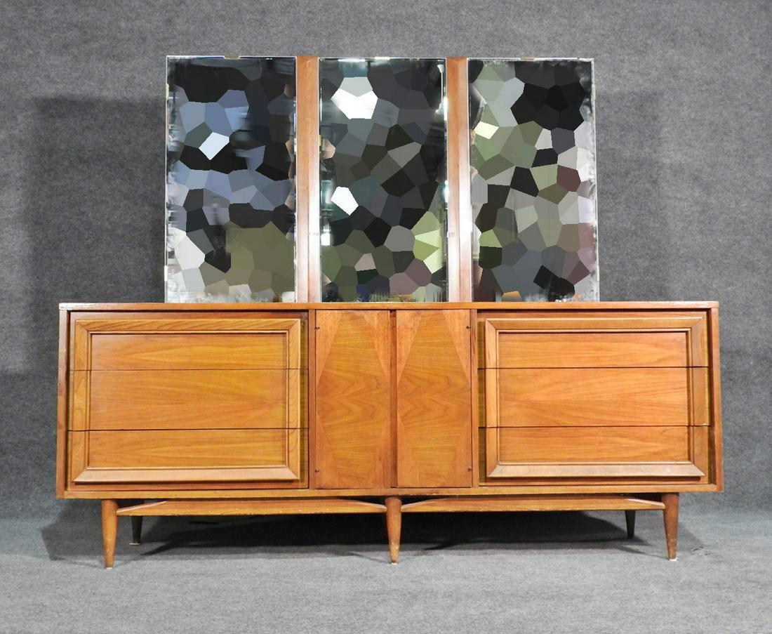 MODERN DRESSER WITH 3 POINT MIRROR (1 of 10)