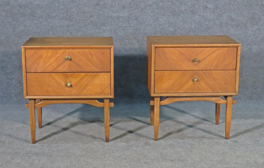 PAIR KROEHLER WALNUT NIGHT STANDS (1 of 6)