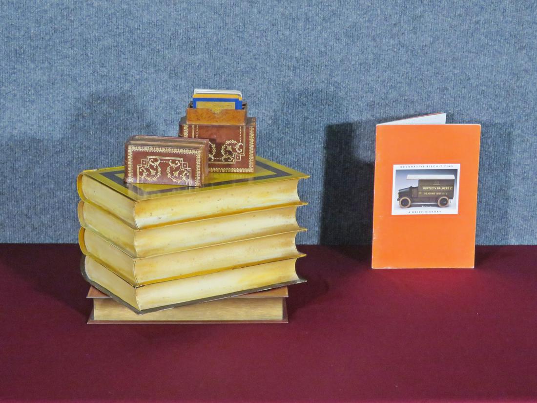 FRENCH CARD CASE, ITALIAN TIN BOOKS, HUNTLEY & PALMER (1 of 10)
