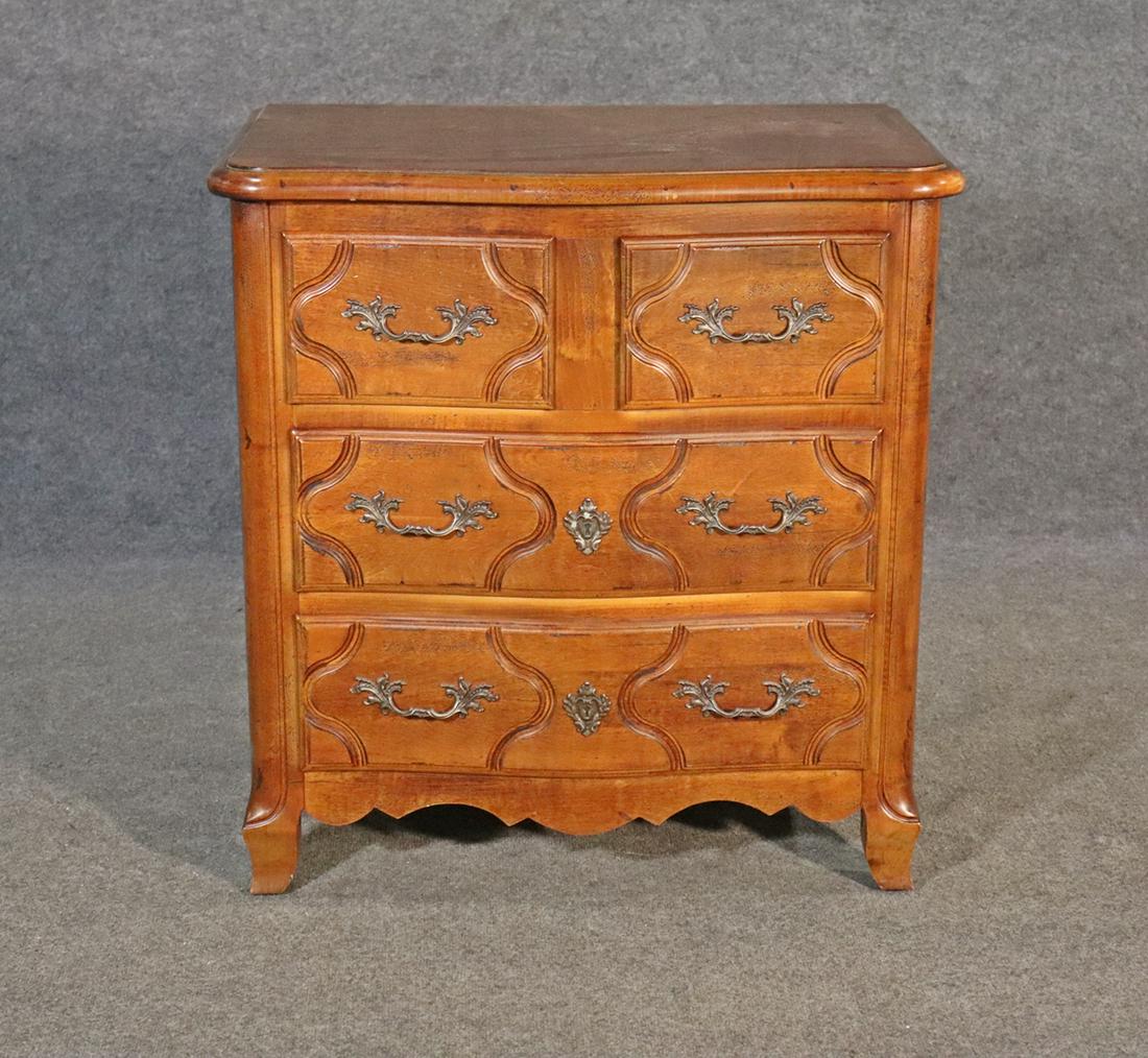 HENREDON BACHELORS CHEST: Henredon. 4 drawers. 33 1/8" h x 31 1/4" w x 19 1/4" d.