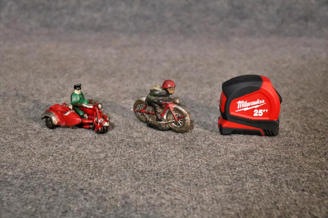 GROUPING OF 2 VINTAGE TOYS (1 of 8)