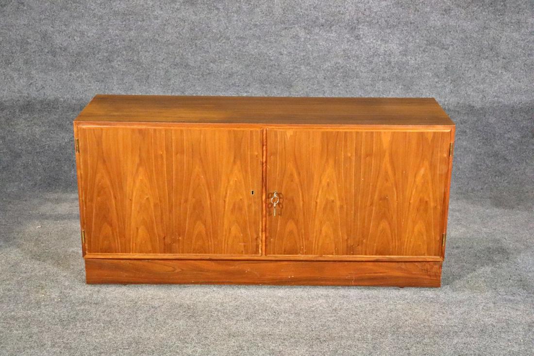 MID CENTURY MODERN WALNUT SIDEBOARD (1 of 15)
