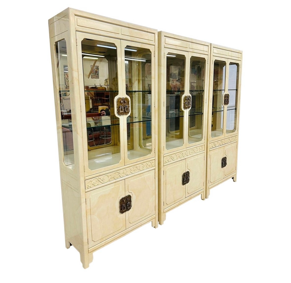 3 VINTAGE HENREDON IVORY LACQUERED DISPLAY CABINETS (1 of 8)