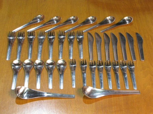 36 pcs. GEORG JENSEN BLUE SHARK STAINLESS FLATWARE: Good condition with wear.