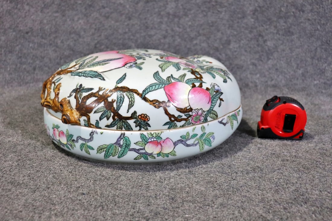 LARGE PORCELAIN CHINESE BOX WITH LID (1 of 7)