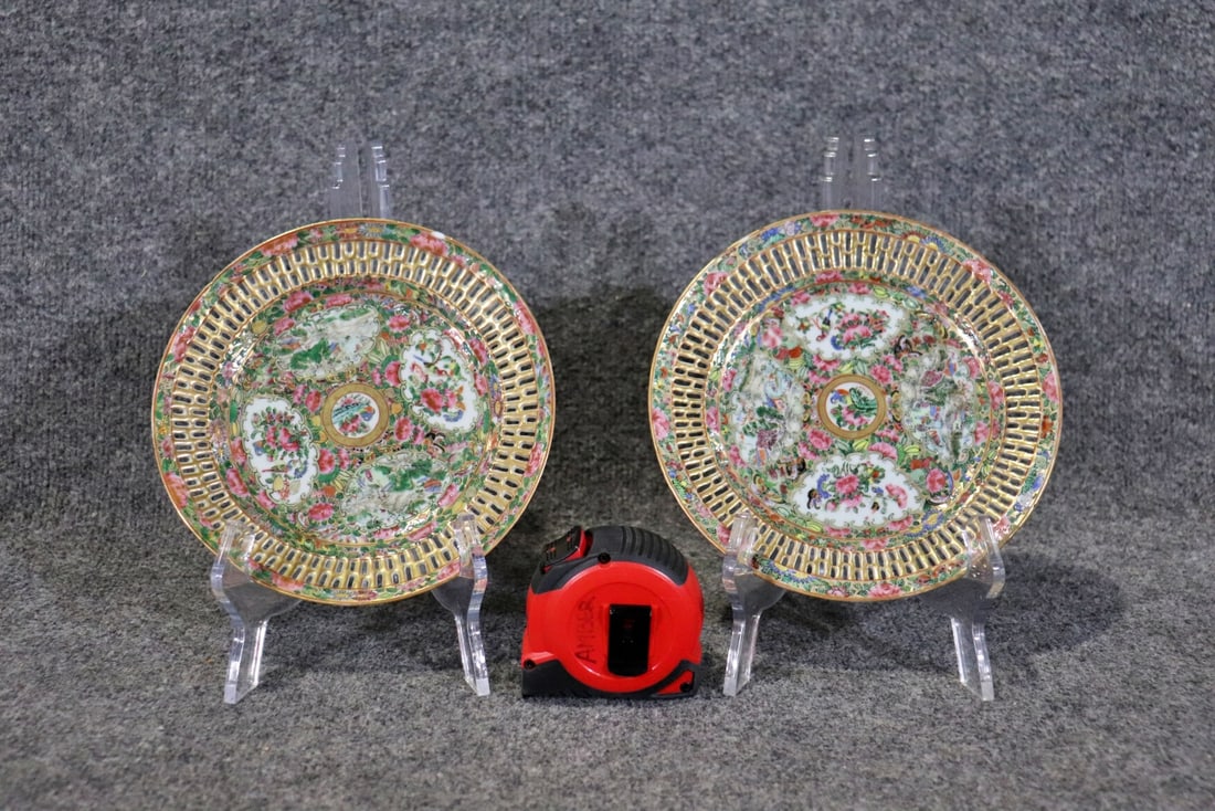 PAIR SMALL ROSE MEDALLION PLATES (1 of 9)