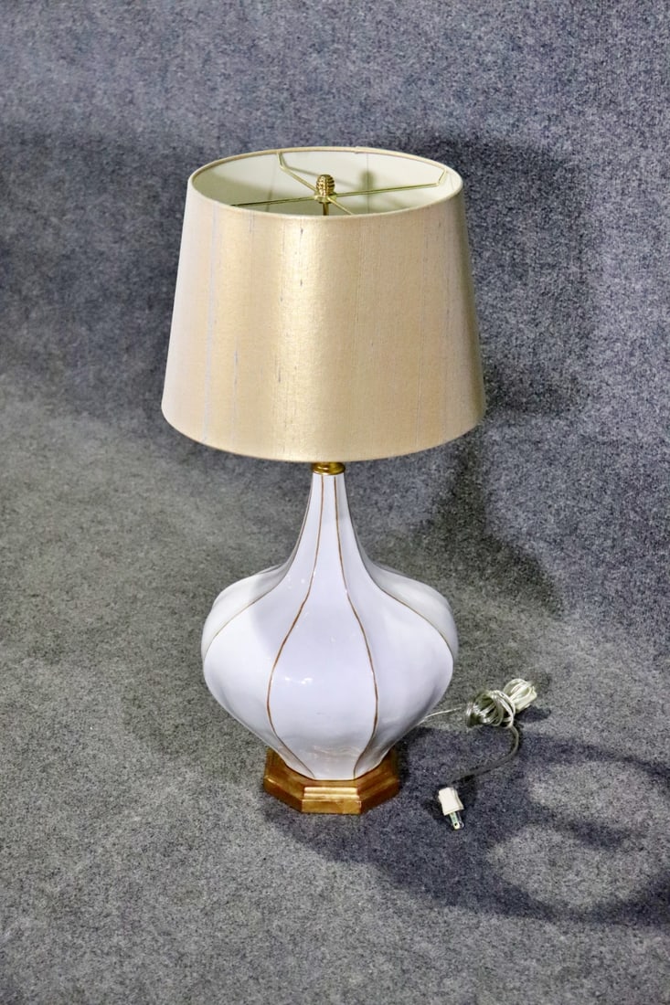 WHITE CERAMIC TABLE LAMP (1 of 7)