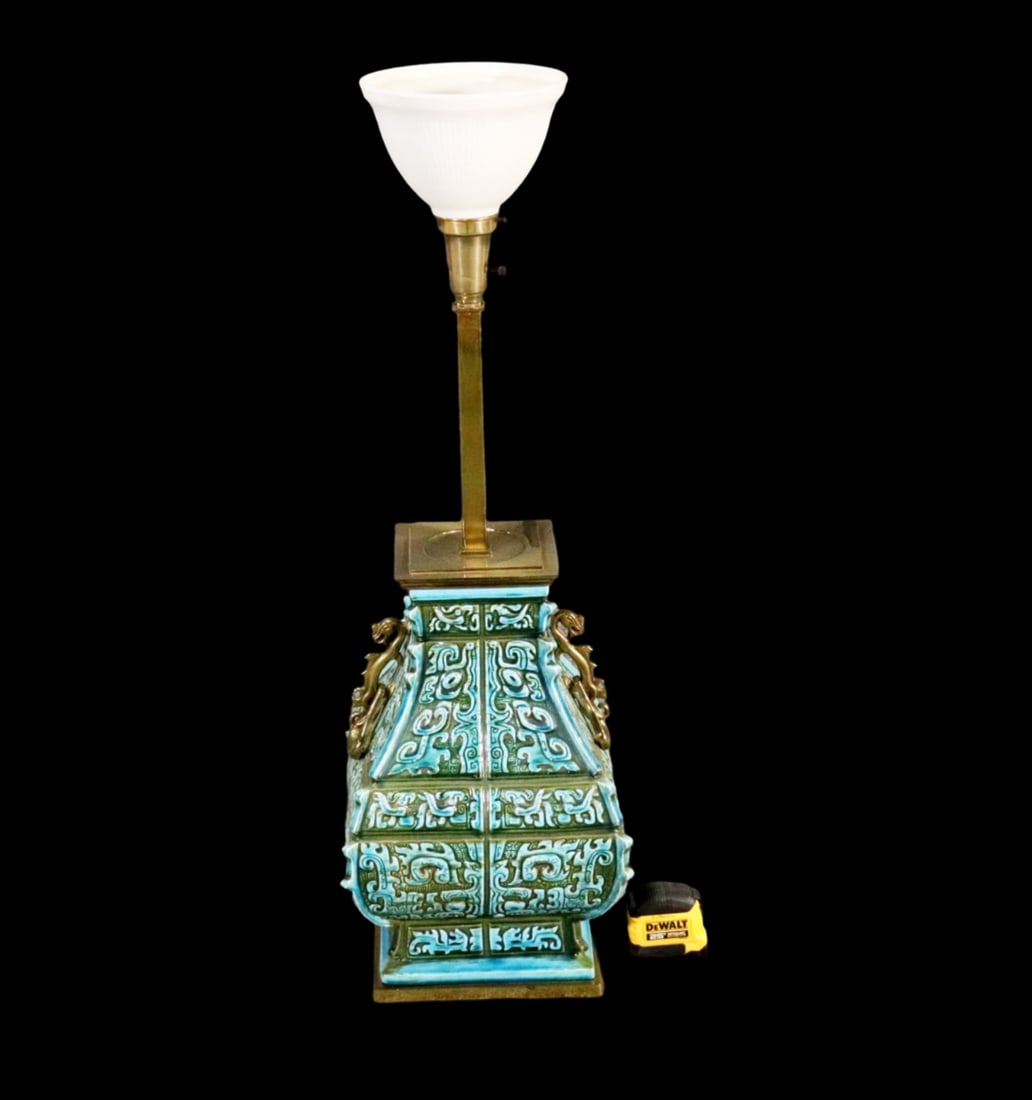MID CENTURY MODERN ASIAN MOTIF PORCELAIN TABLE LAMP (1 of 17)