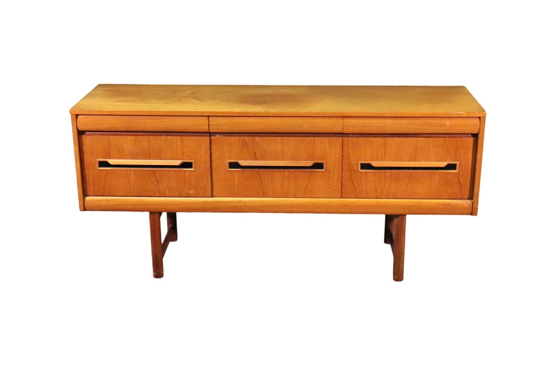 ELLIOTTS OF NEWBURY TEAK BUFFET (1 of 13)