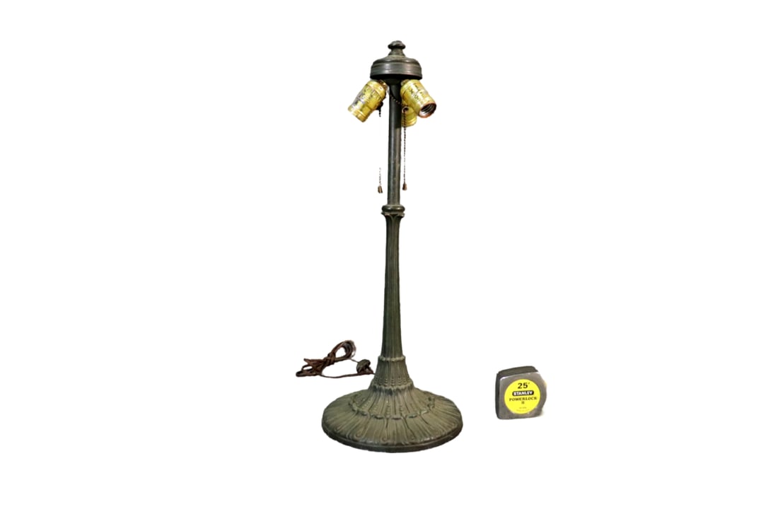 TIFFANY STYLE BRONZE TABLE LAMP (1 of 5)