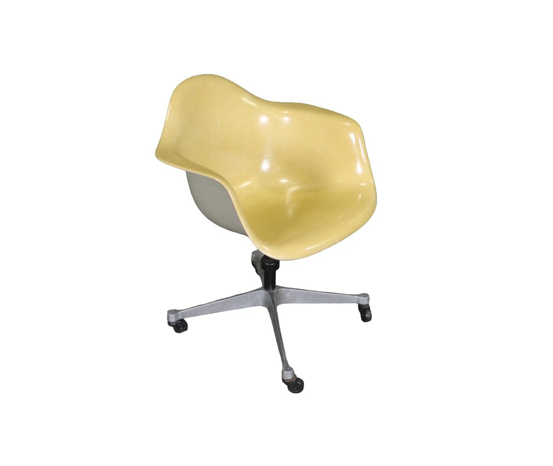 HERMAN MILLER MOLDED OFFICE CHAIR: Molded. 32" h x 25" w x 29" d. Seat height 19 1/2".