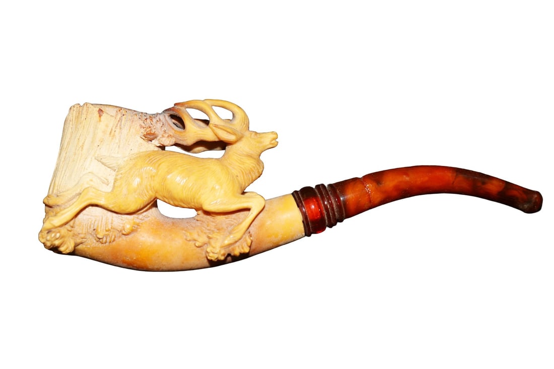 ANTIQUE MEERSCHAUM PIPE ELK: Elk. Real amber stem. In case. Measurements are shipping measurements.