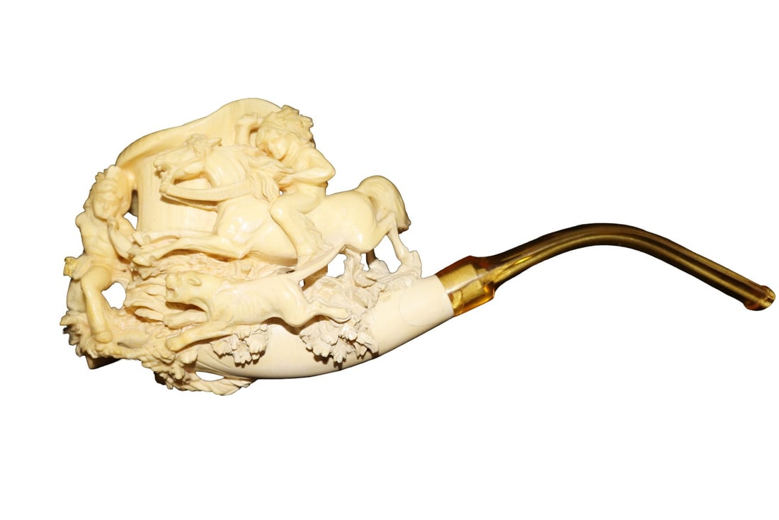 ANTIQUE MEERSCHAUM PIPE INDIANS FIGHTING PANTHER: Indians fighting panther. Acrylic stem. In case. Unused. Measurements are shipping measurements.