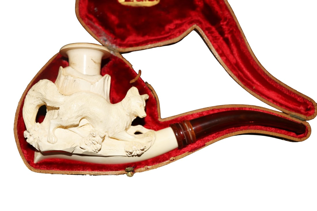 ANTIQUE MEERSCHAUM PIPE FOX: Fox. Real amber stem. In case. Measurements are shipping measurements.