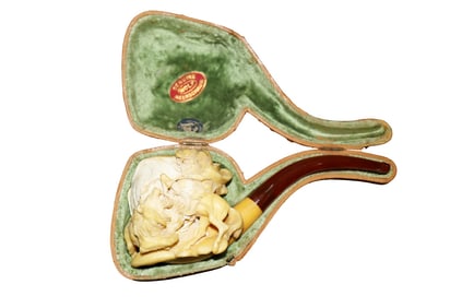 ANTIQUE MEERSCHAUM PIPE HUNTER & LION