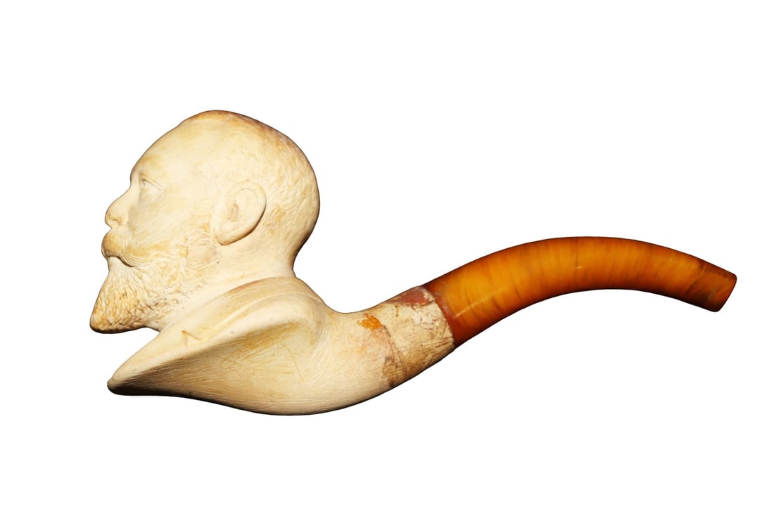 ANTIQUE MEERSCHAUM PIPE KING GEORGE V: King George V. Real amber stem. In case. Measurements are shipping measurements.