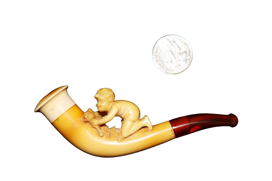 ANTIQUE MEERSCHAUM PIPE BABY CRAWLING: Baby crawling. Real amber stem. In case. Measurements are shipping measurements.
